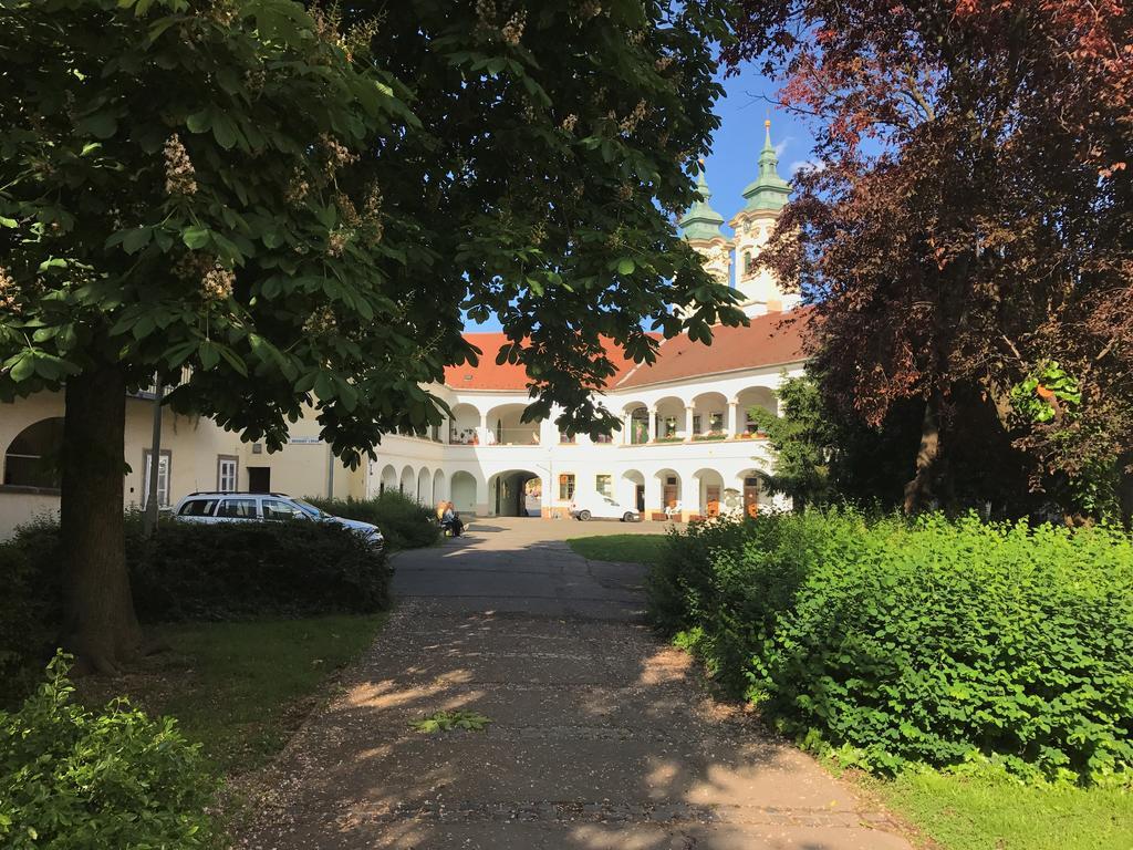 Melody Apartman Эгер Экстерьер фото
